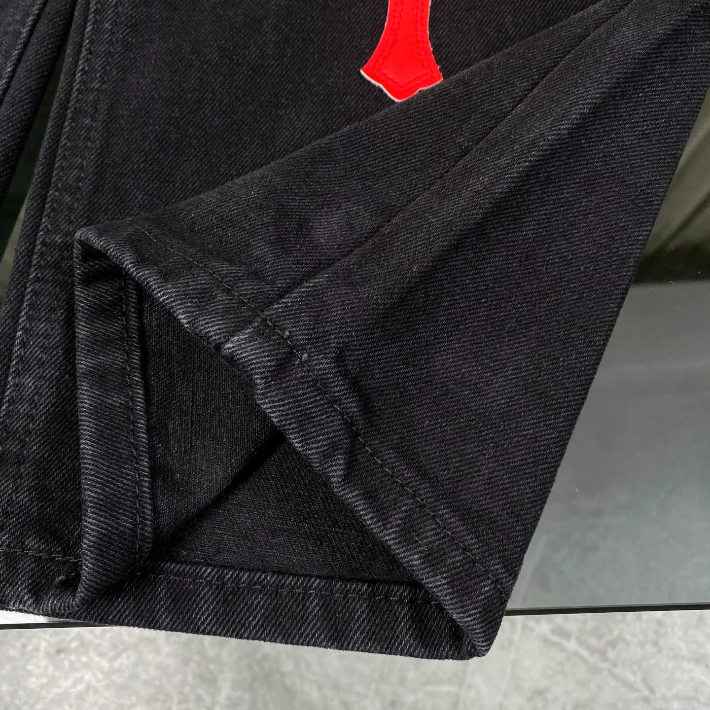 🅿️280 Chrome Heart Classic black with red laser cross patchwork leather jeans. The pants are made of top-notch heavy-duty washing technology, and every detail shows ingenuity. The calfskin is laser-cut to make a delicate cross, which is both a tactile and visual enjoyment. Paired with aged silver hardware, it is retro, high-end and full of texture. The straight-cut upper body turns into "chopstick legs" in an instant, easily modifying the shape of the legs. It can be controlled by any body shape and has a full sense of luxury.  This is a carefully crafted high-end version, the quality far exceeds that of street currency, and the details can stand the scrutiny of a magnifying glass. Although the price is close to the people, the quality is completely in line with the big brands, and it is easy to follow the trend.  Classic black, low-key and versatile. Pair it with simple T-shirts and personalized shirts to easily create a fashionable look. Whether you are going out daily or attending events, you can be the center of attention.  Color: black Size: S M L XL 28 30 32 34